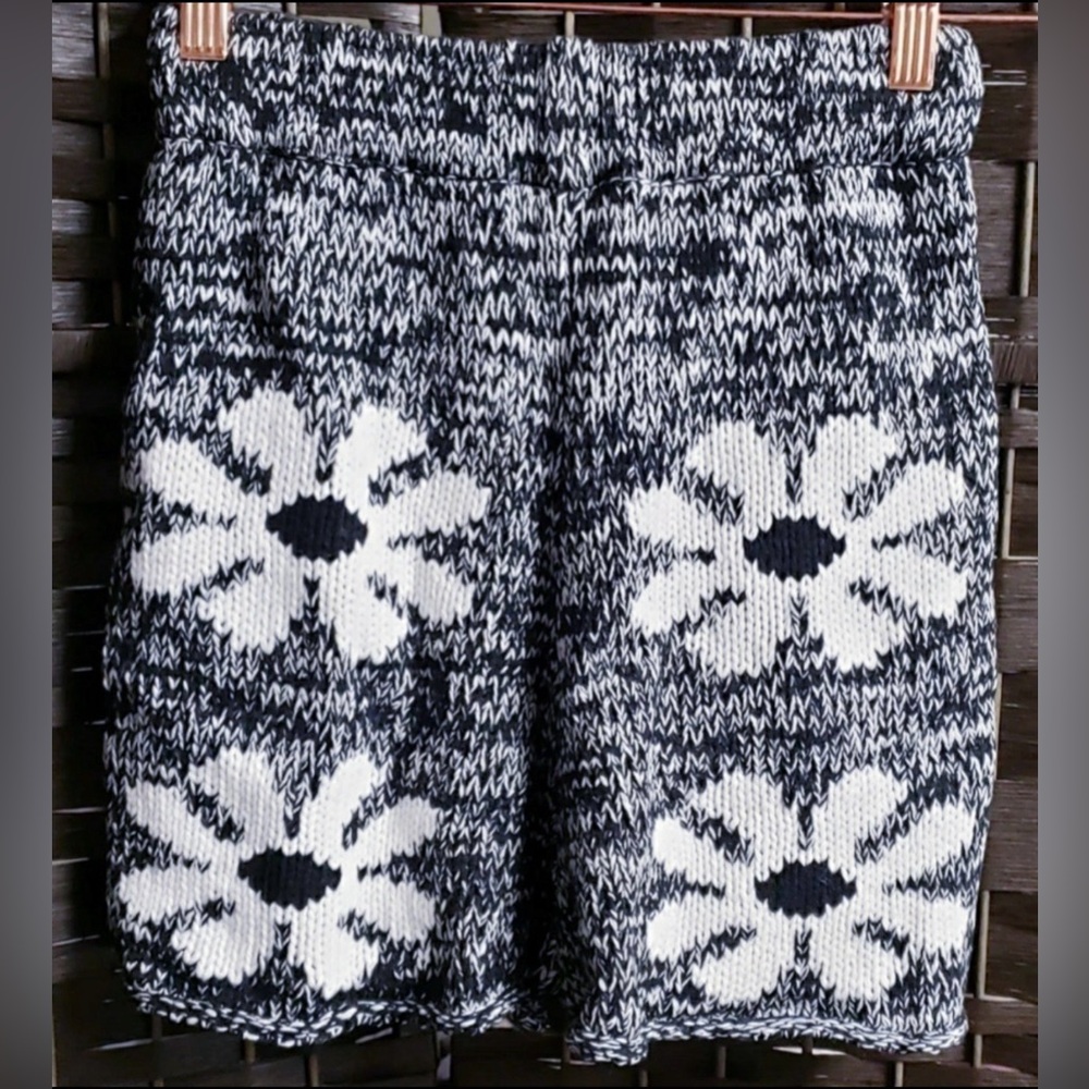 STORIA FLORAL SWEATER SET (BLACK/WHITE) - Picture 15 of 16